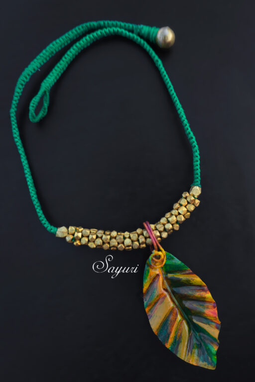 form folded leaf necklace