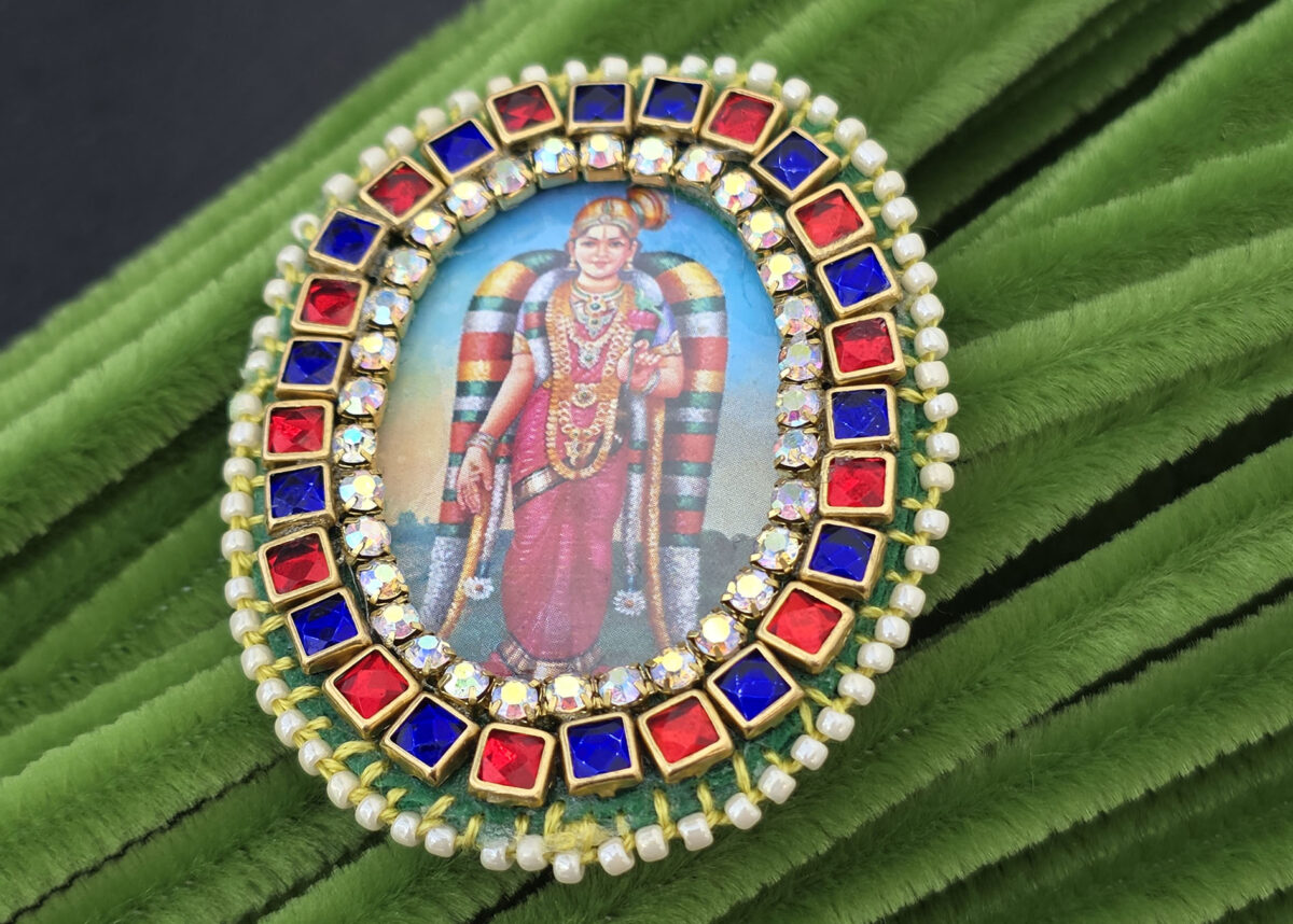 Andal felt shrine brooch DIY